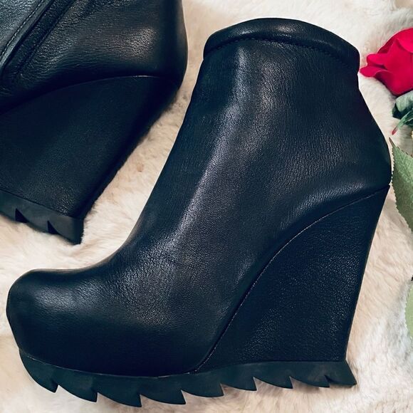 ♥️ THE SAW SOLE WEDGE ANKLE BOOTIE
CUTTING EDGE SHARPEST STYLE CAMILLA SKOVGAARD - Picture 4 of 17